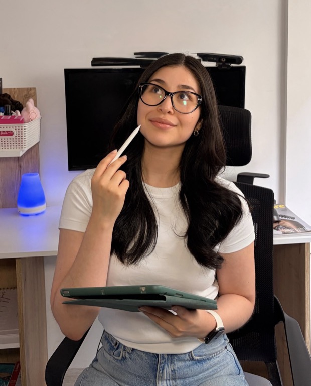Val en su escritorio